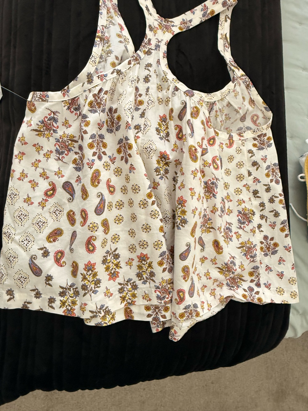 Old Navy Sleeveless White Paisley & Floral Racerback Tank Top. Size small